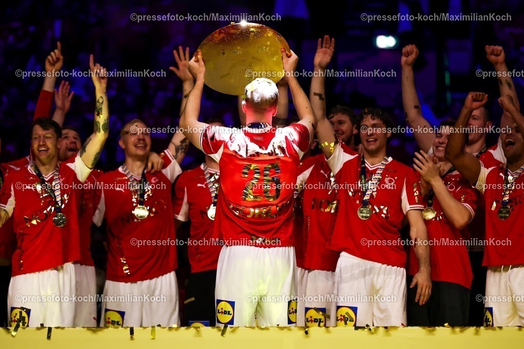 EHF01022602160 | 01.02.2026, Handball, Men's EHF EURO 2026, Deutschland - Dänemark, Jyske Bank Boxen in Herning, Final: Dänemark  ist Europameister. Die Mannschaft feiert den Sieg jubelnd auf dem Spielfeld.   Johan a Plogv Hansen (Denmark #26) jubelnd mit der Trophy Meisterschale in der Hand bei der Siegerehrung