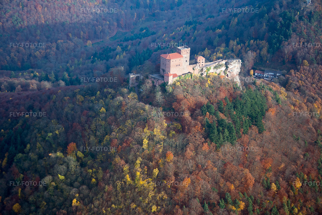 Luftbild: Burg Trifels in Annweiler am Trifels im Bundesland Rheinland-Pfalz in Deutschland. Foto: IMG_085131.jpg vom 08.11.2015 durch Werner Riehm/FLY-FOTO.de