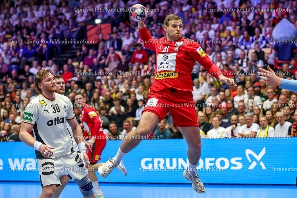 EHF17012602015 | 17.01.2026, Handball, Men's EHF EURO 2026, Deutschland - Serbien, Jyske Bank Boxen in Herning, Dänemark, Preliminary Round: xs41 wirft den Ball auf das Tor von  David Späth (Germany #01) 