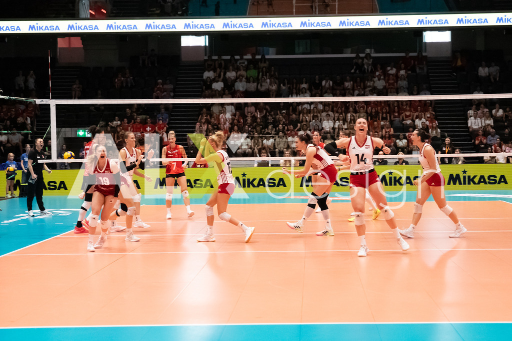 Austria v Switzerland - CEV European League Women | KRIENS, SWITZERLAND - JUNE 14: Team of Austria celebrating during the CEV European League match between Austria and Switzerland at Pilatus Arena on June 14, 2026 in Kriens, Switzerland. - Realisiert mit Pictrs.com