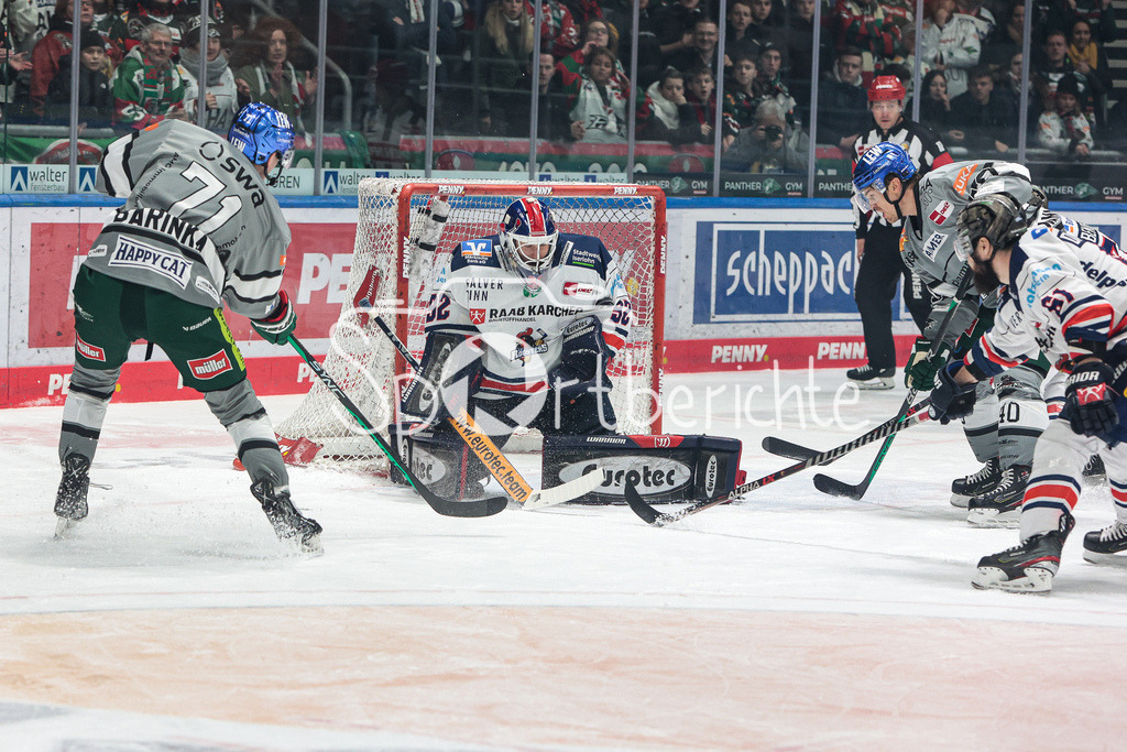 Augsburger Panther - Iserlohn Roosters | Andreas JENIKE (ISR #92) haelt einen Schuss von Marcel BARINKA (AEV #71)