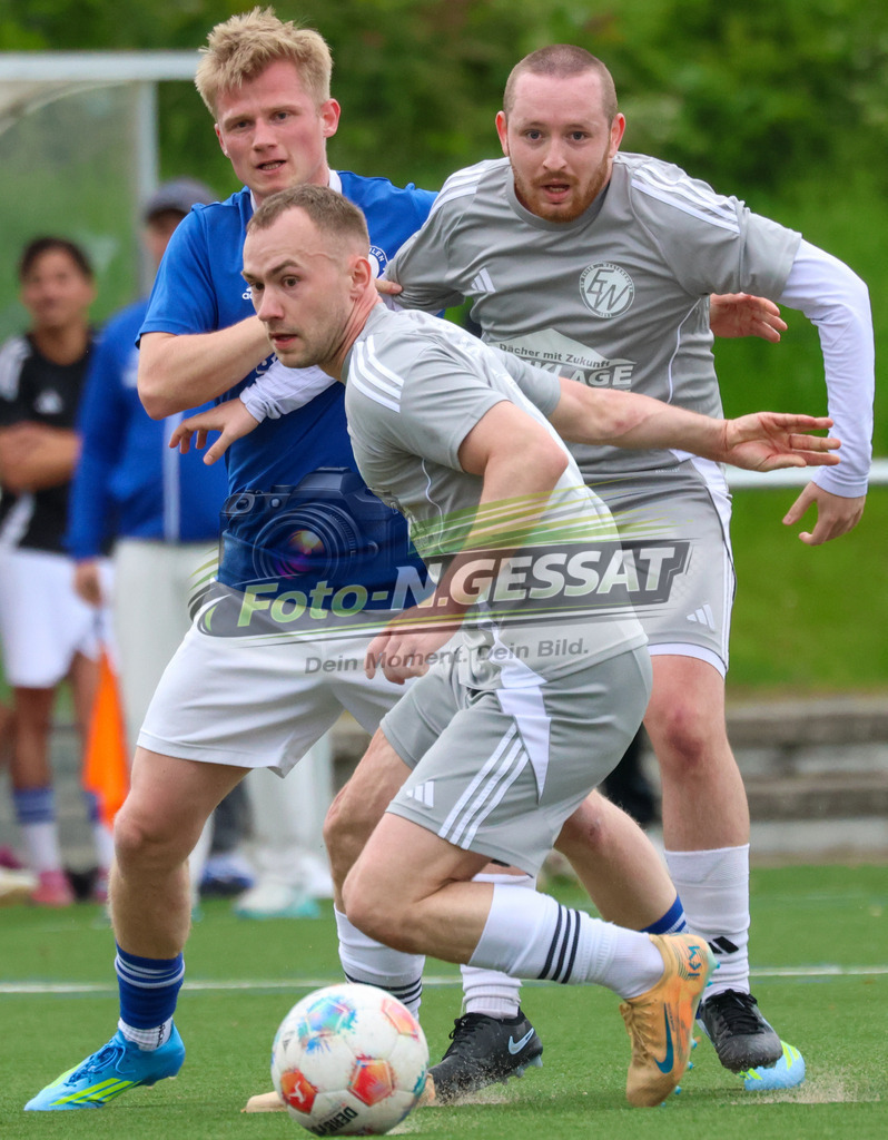 SV Enger-Westerenger - TuS Bruchmühlen | Auf dem Bild zu sehen: grau SV Enger-Westerenger v.l.: Marlon Meyer, Yannik Büscher ; blau TuS Bruchmühlen: Till Freyda SV Enger-Westerenger, TuS Bruchmühlen, Saison 25/26, Kreisliga A, Enger, Deutschland - Realisiert mit Pictrs.com