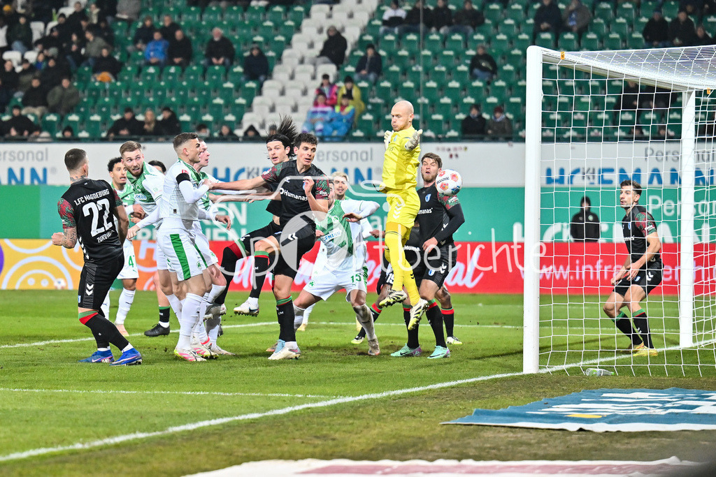SpVgg Greuther Fürth - 1. FC Magdeburg | FUERTH, GERMANY - 06. FEBRUARY: Der Ball landet erneut im Tor - der Treffer zum 2-5 durch Doni ARIFI (SpVgg Greuter Fürth 28) / Tor / Torschuetze / Freude / Happy während dem Match zwischen der SpVgg Greuther Fürth und dem 1. FC Magdeburg am 21. Spieltag der 2. Bundesliga im Sportpark Ronhof Thomas Sommer
