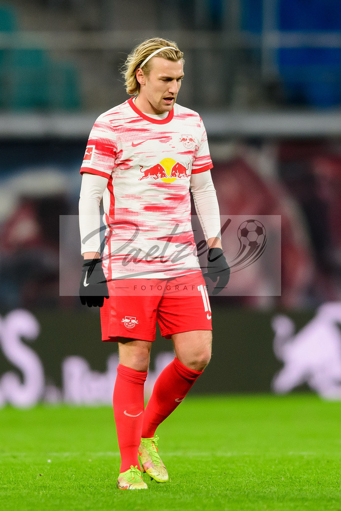 RBLLEV20211128_050 | Fussball, Herren: Emil Forsberg (RB Leipzig) enttaeuscht bei dem Spiel der 1. Bundesliga zwischen RB Leipzig und Bayer 04 Leverkusen in der Red Bull Arena am 28.11.2021 in Leipzig, Deutschland.DFB / DFL REGULATIONS PROHIBIT ANY USE OF PHOTOGRAPHS AS IMAGE SEQUENCES AND/OR QUASI-VIDEO. - Realisiert mit Pictrs.com