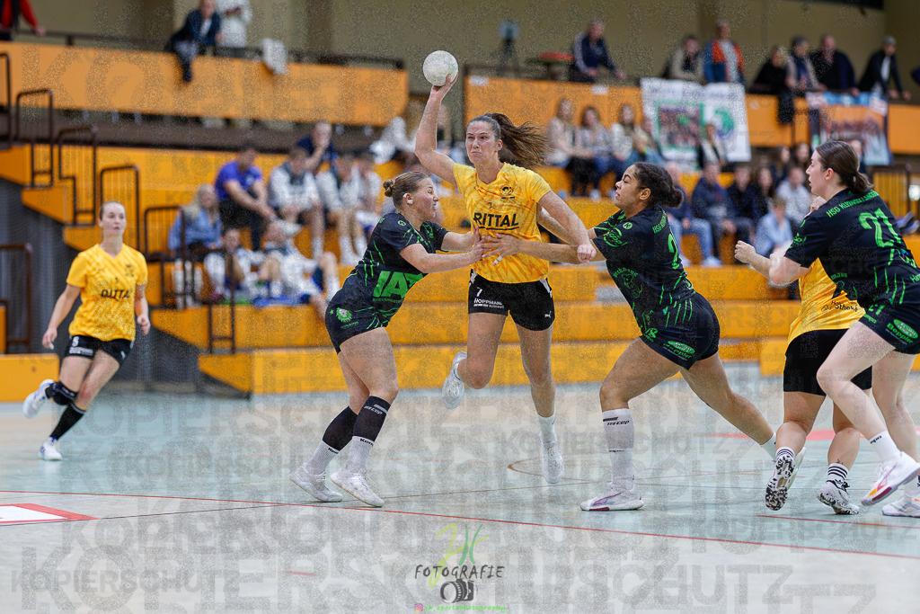 Frauen Oberliga Mitte (HHV); HSG Kleenheim/Langgöns II - HSG Eibelshausen/Ewersbach | Frauen Oberliga Mitte (HHV); HSG Kleenheim/Langgöns II - HSG Eibelshausen/Ewersbach am 01.11.2025 in Oberkleen (Weidig-Halle)Photo © 2025 - Jörg Heinrich - Realisiert mit Pictrs.com