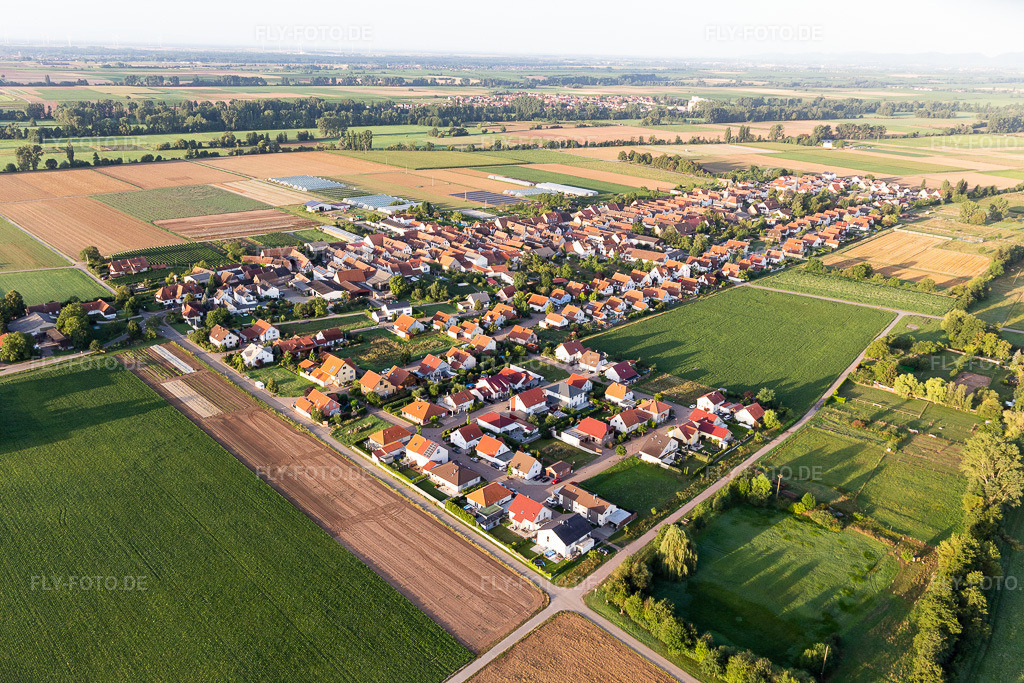 Luftbild: Landwirtschaftliche Nutzflächen und Feldgrenzen umsäumen das Siedlungsgebiet des Dorfes in Böbingen im Bundesland Rheinland-Pfalz in Deutschland. Foto: IMG_116592.jpg vom 11.08.2019 durch Werner Riehm/FLY-FOTO.de