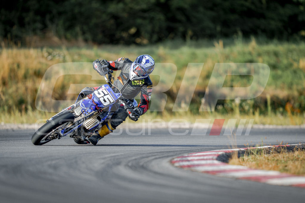SuperMoto_Staatsmeisterschaft_Fuglau-15 | GRIPcapture steht für authentische Sportfotografie in Österreich – für Momente, die mehr sind als Geschwindigkeit oder Ergebnis. Es geht um Emotion, Spannung, Fokus und den Augenblick, der oft nur einen Wimpernschlag dauert.Ob Motorsport, Teamsport oder 