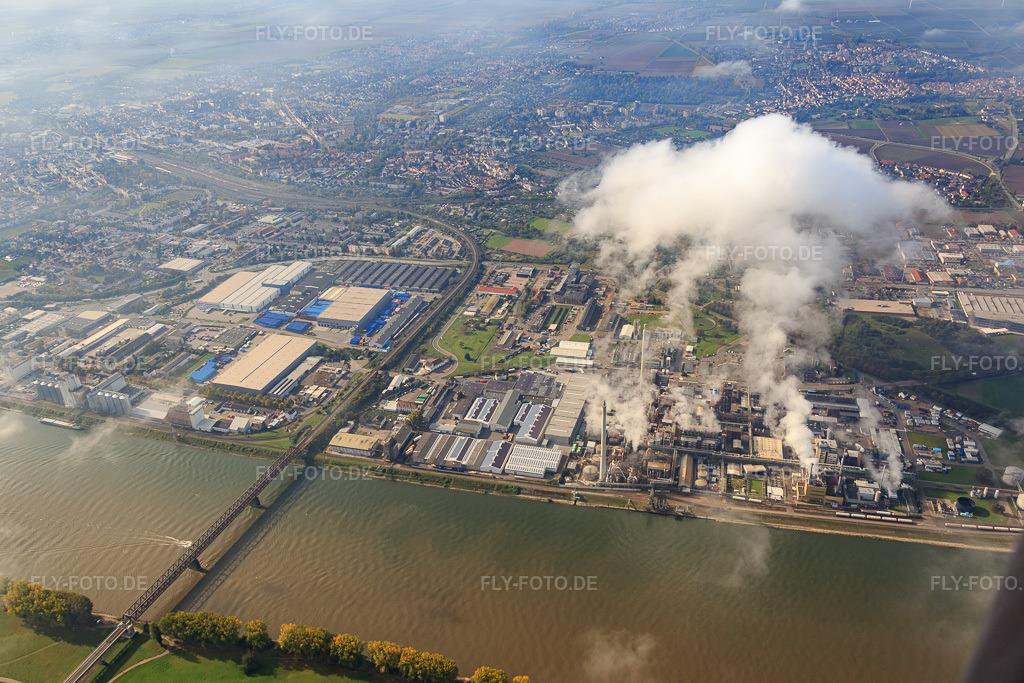 Luftbild: Industriegebiet am Rheinufer unter Wolken aus Osten in Worms im Bundesland Rheinland-Pfalz in Deutschland. Foto: IMG_074801.jpg vom 18.10.2014 durch Werner Riehm/FLY-FOTO.deAuflösung des Originals: 5472 x 3648 px
