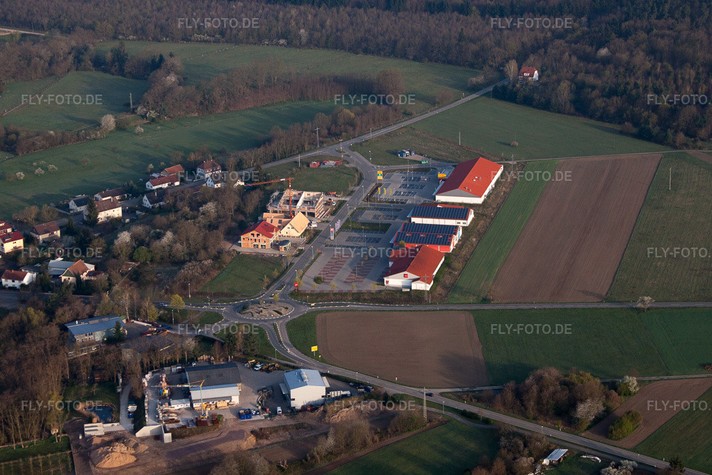 Luftbild: Einkaufszentrum Mühläcker an der frz. Grenze mit NETTO; ROSSMANN, PENNY, TEDi im Ortsteil Neulauterburg in Berg im Bundesland Rheinland-Pfalz in Deutschland. Foto: IMG_63615.jpg vom 30.03.2014 durch Werner Riehm/FLY-FOTO.de