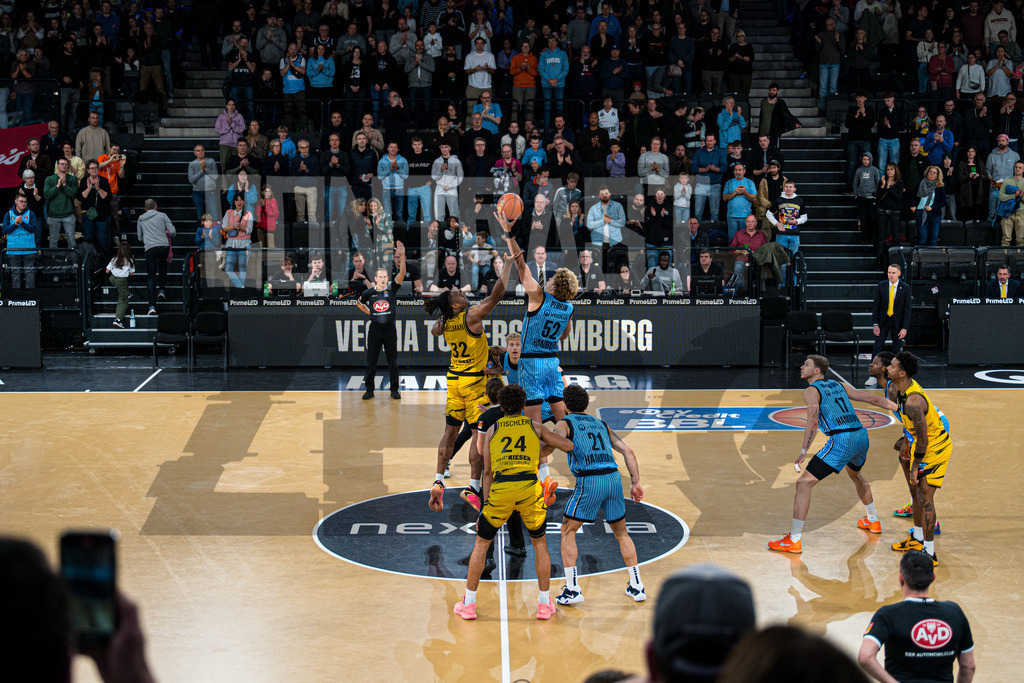 Basketball I Herren I Bundesliga I Saison 2025/2026 I 8. Spieltag I Veolia Towers Hamburg - MHP Riesen Ludwigsburg | CONTRAST ZERØ MEDIA - Realisiert mit Pictrs.com