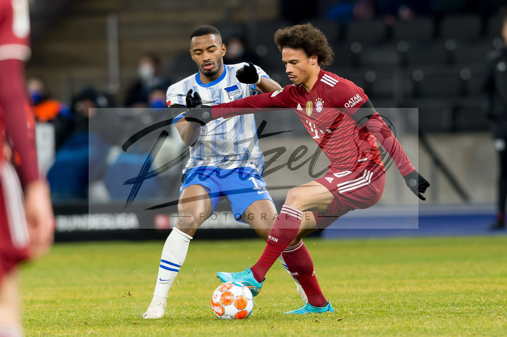 BSCFCB20220123_326 | Fussball, Herren: Myziane Maolida (Hertha BSC) und Leroy Sane (FC Bayern Muenchen) im Zweikampf bei dem Spiel der 1. Bundesliga zwischen Hertha BSC und FC Bayern Muenchen im Olypiastadion am 23.01.2022 in Berlin, Deutschland.DFB / DFL REGULATIONS PROHIBIT ANY USE OF PHOTOGRAPHS AS IMAGE SEQUENCES AND/OR QUASI-VIDEO. - Realisiert mit Pictrs.com