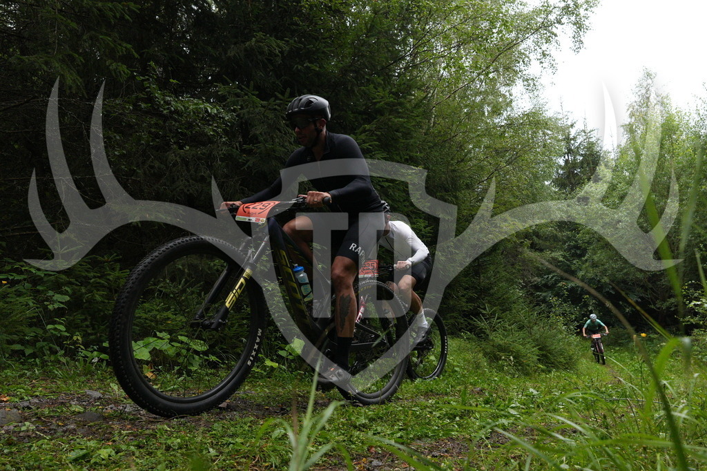 A6703479 | Fotogalerie der Treibjagd im Dunkelwald - Dein MTB Etappenrennen im Erzgebirge - Realisiert mit Pictrs.com