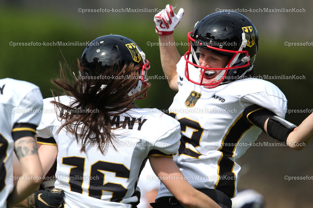 SolingenAF28052301052 | 28.05.2023, Frauen Länderspiel American Football, Solingen, Jahnkampfbahn Walder Stadion, Europameisterschaft Länderspielserie, Nationalmannschaft Deutschland (GER) - Großbritanien (GB): Jubel nach dem Touchdown durch Ellen Riess 16 (GER)