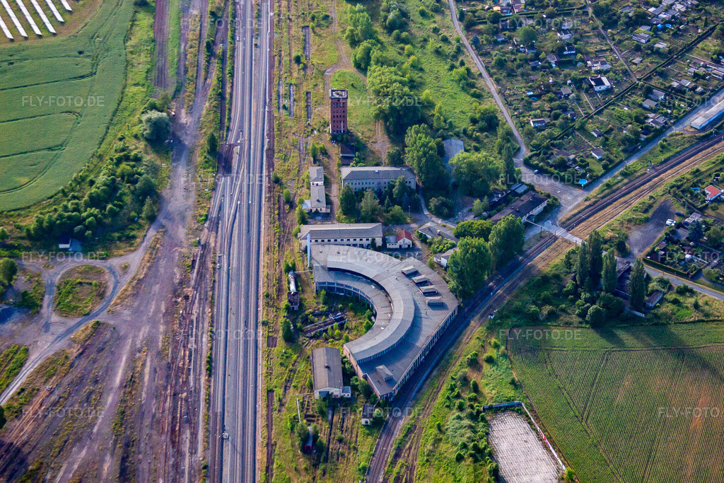 Luftbild: Lokschuppen und Waserturm des Bahnbetriebswerkes in Halberstadt im Bundesland Sachsen-Anhalt in Deutschland. Foto: IMG_58412.jpg vom 30.06.2013 durch Werner Riehm/FLY-FOTO.de
