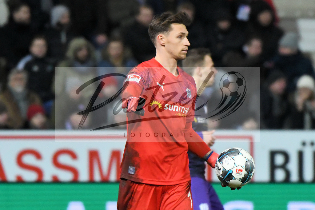 20200129_OSNSVS_0049JPG | Fußball, Herren: Torhüter Nils Körber (VfL Osnabrück) gestikuliert beim Spiel der 2. Bundesliga zwischen VfL Osnabrück vs. SV Sandhausen am 29.01.2020 im Stadion an der Bremer Brücke in Osnabrück, Deutschland.(Foto von Nico Paetzel) - Realisiert mit Pictrs.com