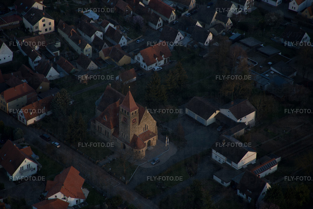 Kirchengebäude der katholischen Kirche im Dorfkern | Luftbild: Kirchengebäude der katholischen Kirche im Dorfkern in Insheim im Bundesland Rheinland-Pfalz in Deutschland. Foto: IMG_086851.jpg vom 26.03.2016 durch Werner Riehm/FLY-FOTO.de - Realisiert mit Pictrs.com