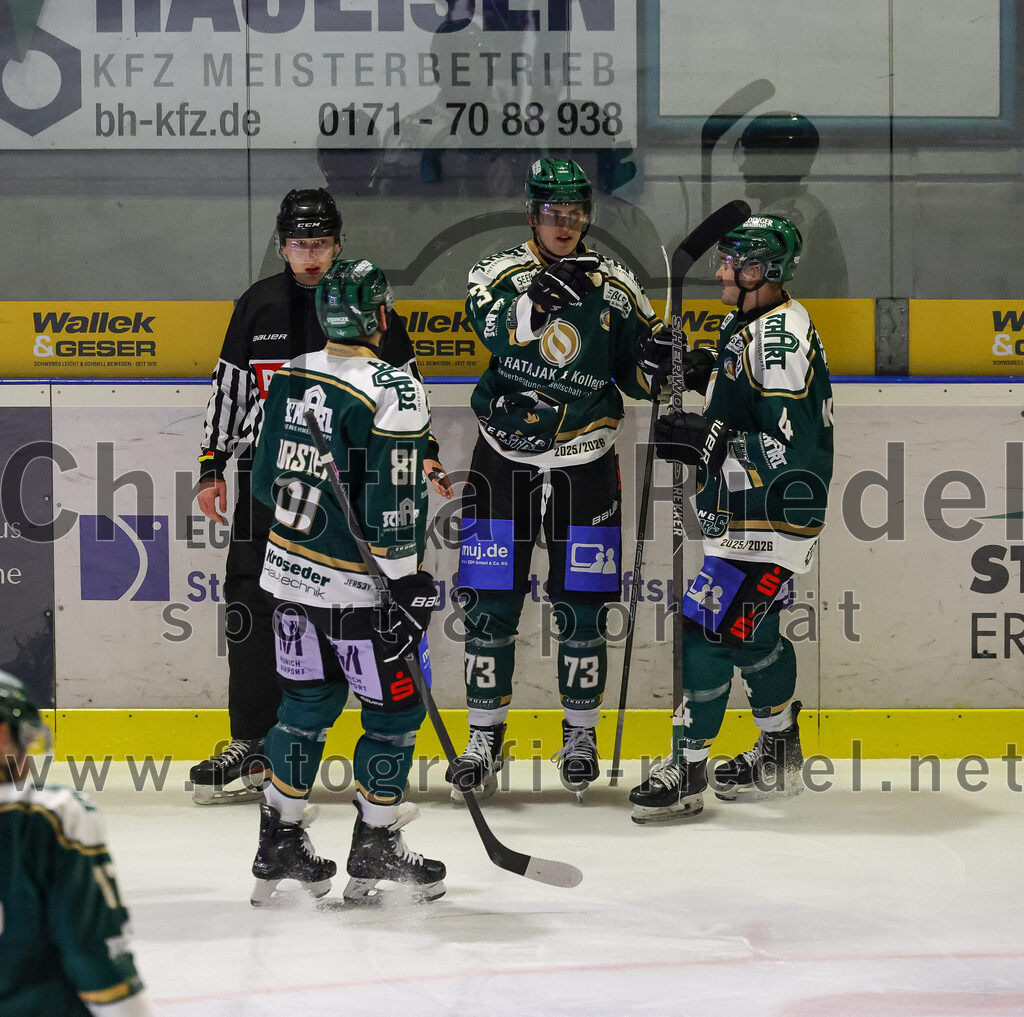 2026-01-30_019_TSV_Erding_gegen_EHF_Passau_Black_Hawks | Erding, Deutschland, 30.01.2026:Eishockey, Oberliga Süd 2025 / 2026, 42. Spieltag, TSV Erding gegen EHF Passau Black Hawks, Endergebnis: 2:6Maximilian Forster (Erding Gladiators, #81), Pascal Steck (Erding Gladiators, #73), Jesse Kauhanen (Erding Gladiators, #4)Foto: Christian Riedel / fotografie-riedel.net
