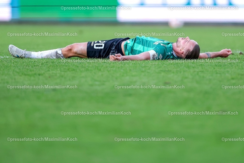 PRM21122501066 | 21.12.2025, Fußball, Preußen Münster - SV 07 Elversberg, 2. Fußball Bundesliga,  Preußenstadion, 17.Spieltag, Saison 2025 2026: Jorrit Hendrix (Preussen Muenster #20) liegt Enttäuscht auf dem Spielfeld  DFB regulations prohibit any use of photographs as image sequences and or quasi-video.