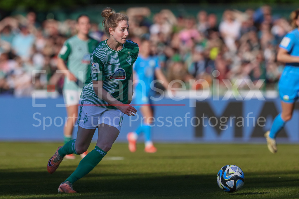 Fussball, Google Pixel Frauen-Bundesliga, SV Werder Bremen - VfL Wolfsburg | v.li.: Saskia Matheis (SV Werder Bremen, 19) am Ball, Einzelbild, Ganzkörper, Aktion, Action, Spielszene, DIE DFB-RICHTLINIEN UNTERSAGEN JEGLICHE NUTZUNG VON FOTOS ALS SEQUENZBILDER UND/ODER VIDEOÄHNLICHE FOTOSTRECKEN. DFB REGULATIONS PROHIBIT ANY USE OF PHOTOGRAPHS AS IMAGE SEQUENCES AND/OR QUASI-VIDEO.