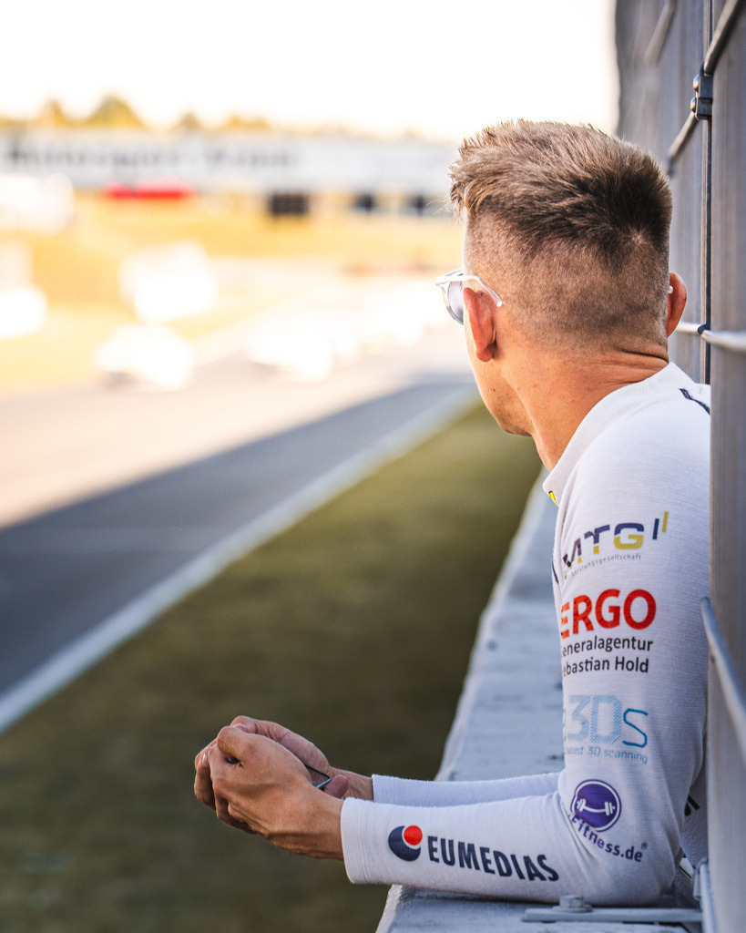 EURONASCAR OSCHERSLEBEN | Exklusive Motorsport-Fotografie aus Leipzig von TXO Media – für Rennfahrer, Teams & Sponsoren. Sausemuth liefert starke Bilder, die Emotion zeigen. Jetzt buchen & glänzen! - Realisiert mit Pictrs.com
