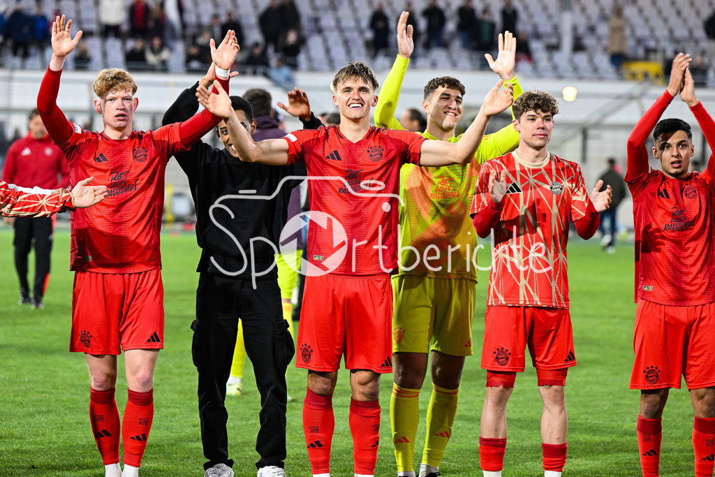 FC Bayern Amateure - Türkgücü München | Die Spieler der Bayern Amateure feiern zusammen mit den Fans nach dem letzten Heimspiel der Saison / Regionalliga Bayern: FC Bayern Muenchen II - Tuerkguecue Muenchen, Gruenwalder Stadion am 09.05.2025