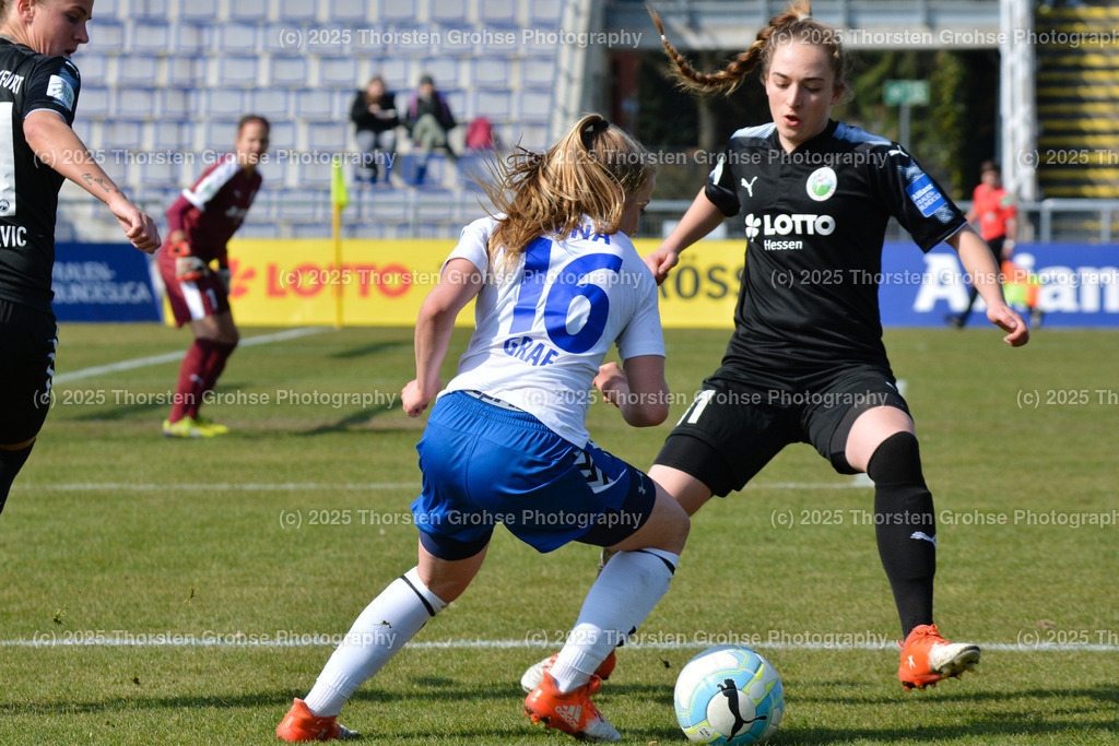 Fussball-BL Frauen 1. FFC Frankfurt vs. FF USV Jena | Crnogorcevic Ana-Maria #21 (1.FFC Frankfurt), Luca Graf #16 (FF USV Jena), Kleinherne, Sophia #11 (1.FFC Frankfurt); Fussball-BL Frauen 1. FFC Frankfurt vs. FF USV Jena, Fussball-Bundesliga Frauen am 25.03.2018 im Stadion am Brentanobad in Frankfurt/Main, (Deutschland) - Realisiert mit Pictrs.com