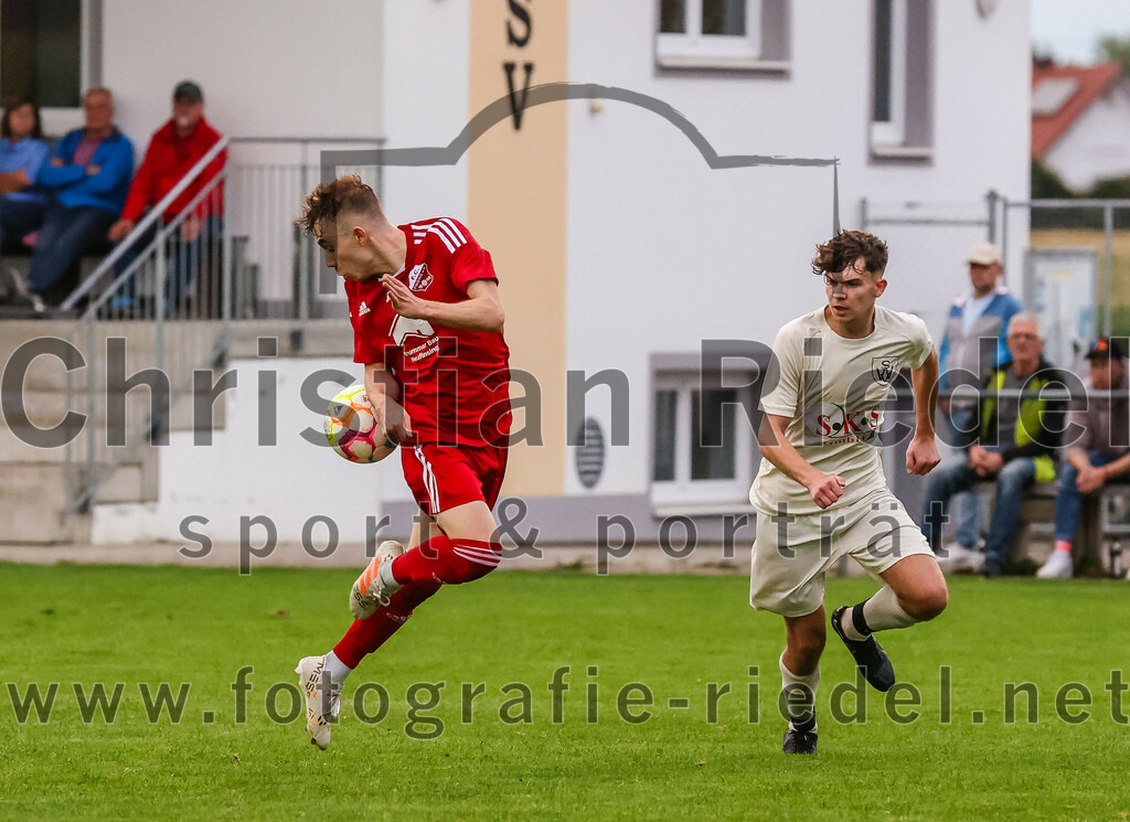 2023-08-04_076_SV_Walpertskirchen_gegen_FC_Finsing | Walpertskirchen, Deutschland, 04.08.2023:
Fußball, Kreisliga 2023 / 2024, 2. Spieltag, SV Walpertskirchen gegen FC Finsing, Endergebnis: 3:3

Florian Hölzl (FC Finsing, #10), Tobias Rauch (SV Walpertskirchen, #42)

Foto: Christian Riedel / fotografie-riedel.net