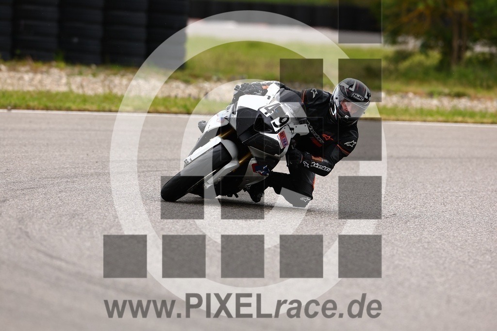 0049-20240428_01000 | Schöne Erinnerungen an spannende Momente - das festzuhalten ist unser Job. PIXELrace.de ist seit 2003 auf den Rennstrecken Europas unterwegs um die Action draußen beim Fahren und die wunderbare Stimmung imm Fahrerlager für euch einzufangen.