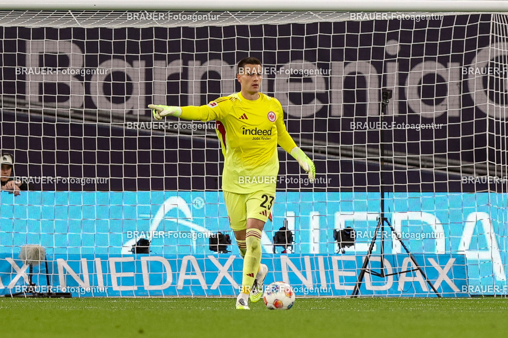 Bayer 04 Leverkusen vs Eintracht Frankfurt - Bundesliga  | Leverkusen, Deutschland, 12.09.25:   Michael Zetterer (Eintracht Frankfurt) gestikuliert, Gestik in Aktion am Ball, Einzelaktion waehrend des Spiels der Bundesliga zwischen  Bayer 04 Leverkusen vs Eintracht Frankfurt in der BayArena(Foto von Brauer-Fotoagentur / Adrian Schlueter)