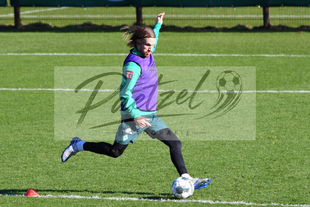 20200205_TRASVW_0096 | Fußball, Herren: Michael Lang (SV Werder Bremen) in Aktion, am Ball, Einzelaktion waehrend der Trainingseinheit des SV Werder Bremen im Wohninvest Weserstadion am 05.02.2020 in Bremen, Deutschland. - Realisiert mit Pictrs.com