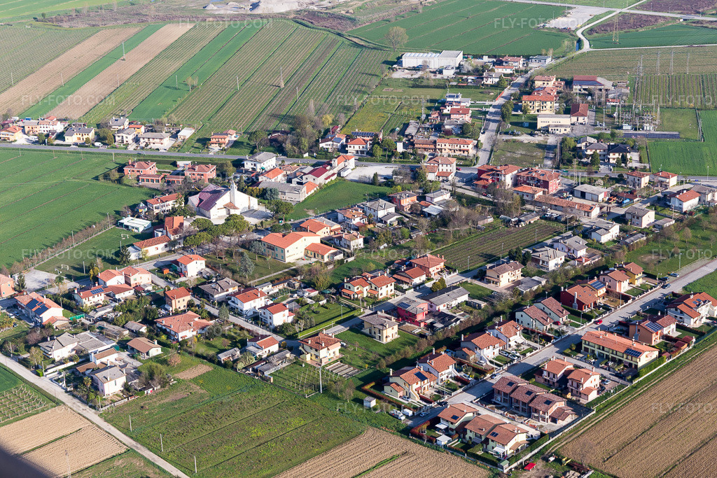 Aerial view: View of the town in Osteria al Trovatore in the state Veneto, Italy. – Photo: IMG_105724.jpg taken on 04/08/2018 by Werner Riehm/FLY-FOTO.com – Resolution of the original: 5472 x 3648 px