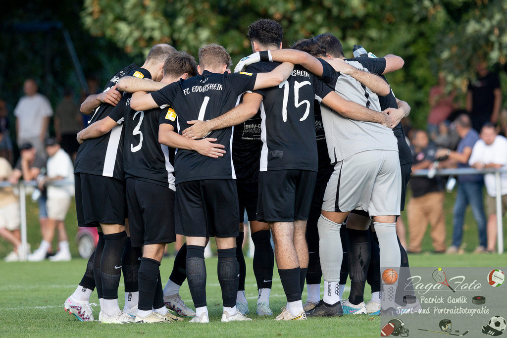 Hessenliga: Türk Gücü Friedberg - FC Eddersheim, 09.08.2024 | Teamkreis FC Eddersheim, Türk Gücü Friedberg - FC Eddersheim, Friedberg, Städtischer Sportplatz, 9.8.2024 - Realisiert mit Pictrs.com