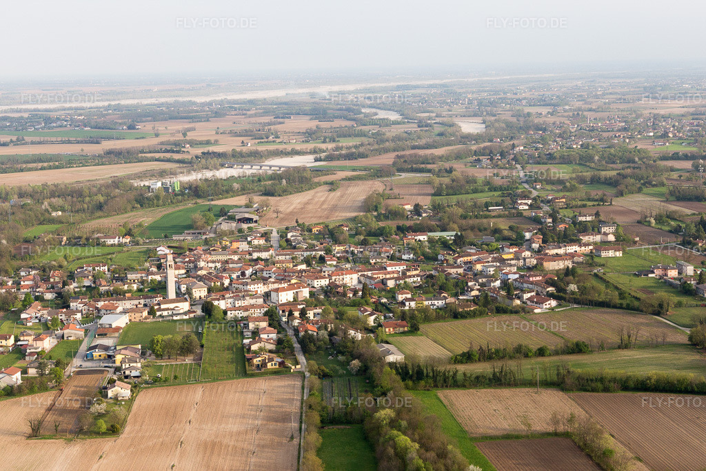 Luftbild: Ortsansicht in Tauriano im Bundesland Friaul-Julisch Venetien in Italien. Foto: IMG_098785.jpg vom 07.04.2017 durch Werner Riehm/FLY-FOTO.de
