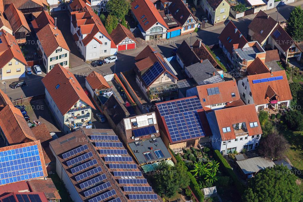 Luftbild: Scheuern mit PV-Dächern an der Rheinstr in Kandel im Bundesland Rheinland-Pfalz in Deutschland. Foto: IMG_094994.jpg vom 24.09.2016 durch Werner Riehm/FLY-FOTO.de