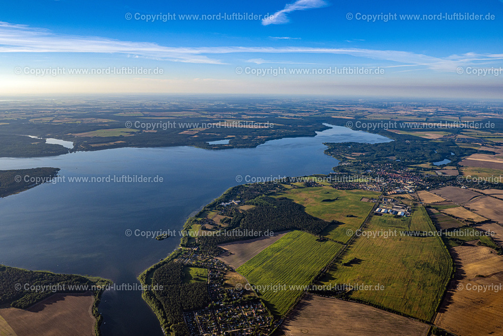 Plau_Am_See_ELS_6655100822 | PLAU AM SEE 10.08.2022 Uferbereiche am Seegebiet des Plauer See in Plau am See im Bundesland Mecklenburg-Vorpommern. // Riparian areas on the lake area of Plauer See in Plau am See in the state Mecklenburg - Western Pomerania. Foto: Martin Elsen