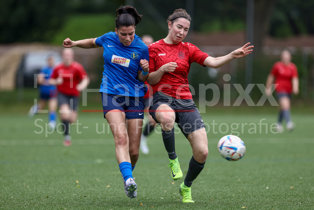 Fussball, Aufstiegsrunde Regionalliga Nord Frauen, FC Union 60 - SC Victoria Hamburg | v.li.: Irem Üstün (SC Victoria Hamburg, 32) und Jette Wille (FC Union 60 Bremen, 3) im Zweikampf, Duell, Dynamik, Aktion, Action, Spielszene
