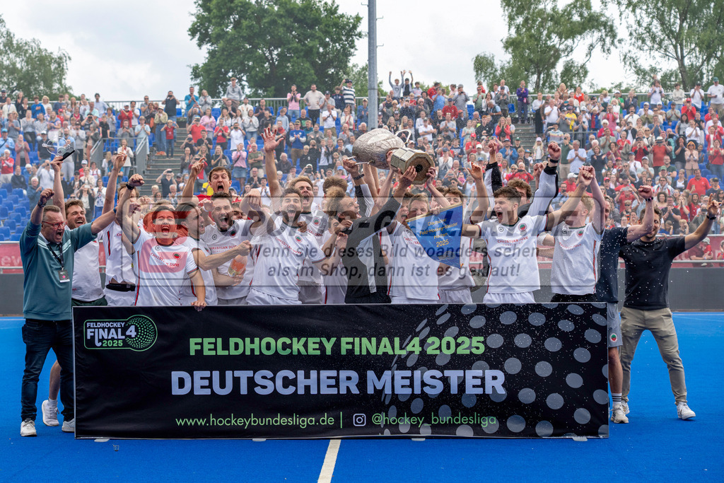 Final4_20250601-1531-HK108819 | Krefeld, Deutschland, 01.06.2025:  Feldhockey Final4 2025 – „Deutsche Feldhockey-Meisterschaften 2025“ Crefelder HTC - Rot-Weiss Köln (Finale Herren) im Gerd-Wellen-Hockeyanlage am 01.06.2025 in Krefeld, Deutschland. (Foto von Kramhöller/Fehrmann/Kaste)Krefeld, Germany, 01.06.2025: Feldhockey Final4 2025 – „Deutsche Feldhockey-Meisterschaften 2025“ Harvestehuder HTC - Düsseldorfer HC (Finale Damen) in Gerd-Wellen-Hockeyanlage at 01.06.2025 in Krefeld, Deutschland. (Foto from Kramhöller/Fehrmann/Kaste)
