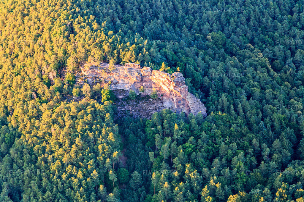 Luftbild: Burgruine Drachenfels in Busenberg im Bundesland Rheinland-Pfalz in Deutschland. Foto: IMG_149315.jpg vom 04.07.2025 durch Werner Riehm/FLY-FOTO.de