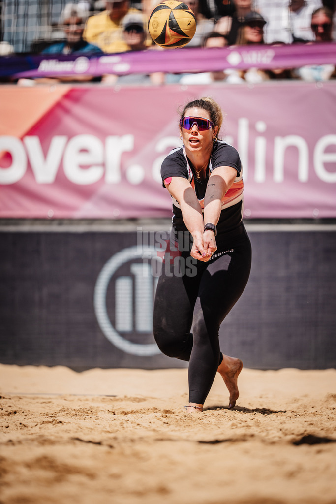 Beachvolleyball | Frauen | Allianz German Beach Tour 2025 | Tourstop Düsseldorf | 17.05.2025 | Sandra Ferger nimmt den Ball an