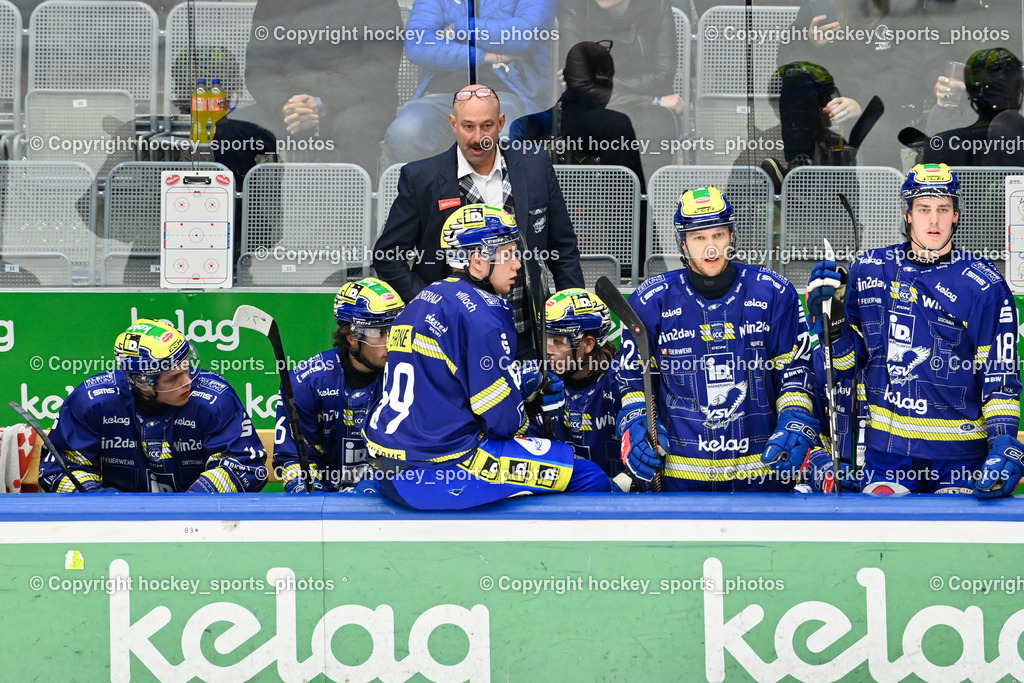 EC IDM WÄRMEPUMPEN VSV vs. Steinbach Black Wings Linz | Spielerbank Ec VSV, Herbert Hohenberger Sportdirektor EC VSV, EC IDM WÄRMEPUMPEN VSV vs. Steinbach Black Wings Linz, EC IDM WÄRMEPUMPEN VSV vs. Steinbach Black Wings Linz am 28.11.2025 in Villach (Stadthalle Villach), Austria, (Photo by Bernd Stefan)