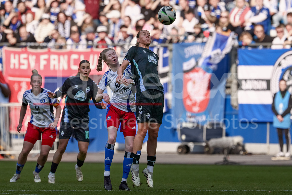 Fussball, DFB-Pokal Frauen, Hamburger SV - SV Werder Bremen | v.li.: Jaqueline Dönges (Hamburger SV, 21) und Larissa Mühlhaus (SV Werder Bremen, 7) im Kopfballduell, Kopfball, Zweikampf, Action, Aktion, Spielszene, DIE DFB-RICHTLINIEN UNTERSAGEN JEGLICHE NUTZUNG VON FOTOS ALS SEQUENZBILDER UND/ODER VIDEOÄHNLICHE FOTOSTRECKEN. DFB REGULATIONS PROHIBIT ANY USE OF PHOTOGRAPHS AS IMAGE SEQUENCES AND/OR QUASI-VIDEO.