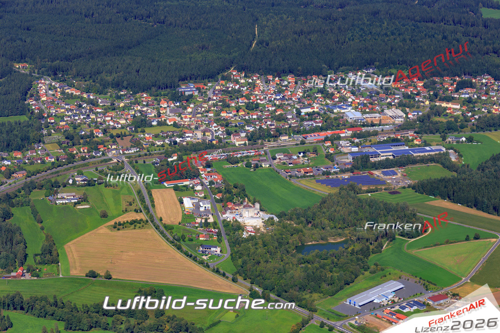 Die Luftaufnahme der Stadt Neusorg wurde 2017 vom Flugzeug heraus erstellt ( keine Drohne )- hohe Auflösung für beste Qualität