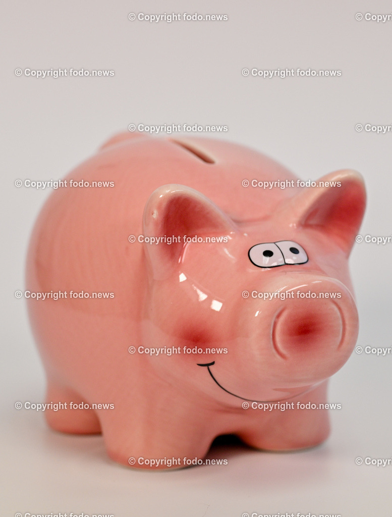 Sparschwein_ 21.12.2024-2 | 21.12.2024, Linz, AUT, Sparschwein, im Bild Themenbild, Sparschwein, Schwein, sparen, Geld, Euroscheine, Muenzen