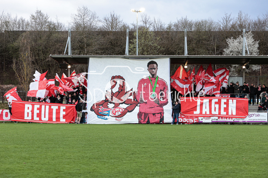 SV Heimstetten - FC Bayern Amateure | Die Fans der Amateure zeigen vor Anpfiff eine Choreografie / SpVgg Unterhaching / Wuerzburger Kickers