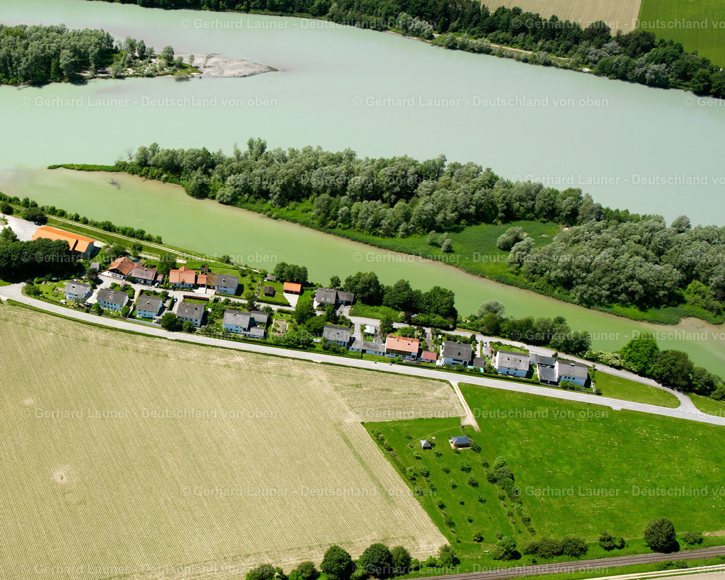 2600429 | BERGHAM 09.06.2006 Landwirtschaftliche Nutzflächen und Feldgrenzen  umsäumen das Siedlungsgebiet des Dorfes in Bergham im Bundesland Bayern, Deutschland // Agricultural land and field boundaries surround the settlement area of the village  in Bergham in the state Bavaria, Germany Foto: Gerhard Launer