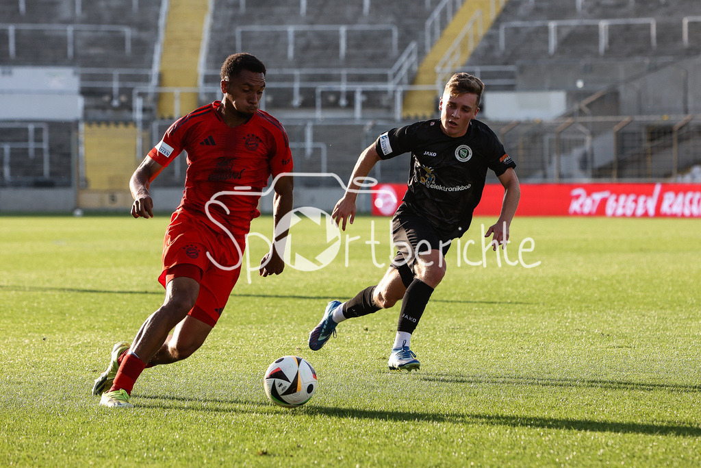 FC Bayern Amateure - SpVgg Ansbach | Im Duell Vincent MANUBA (FCB #2) und Nico HAYER (Ansbach #28) / Zweikampf