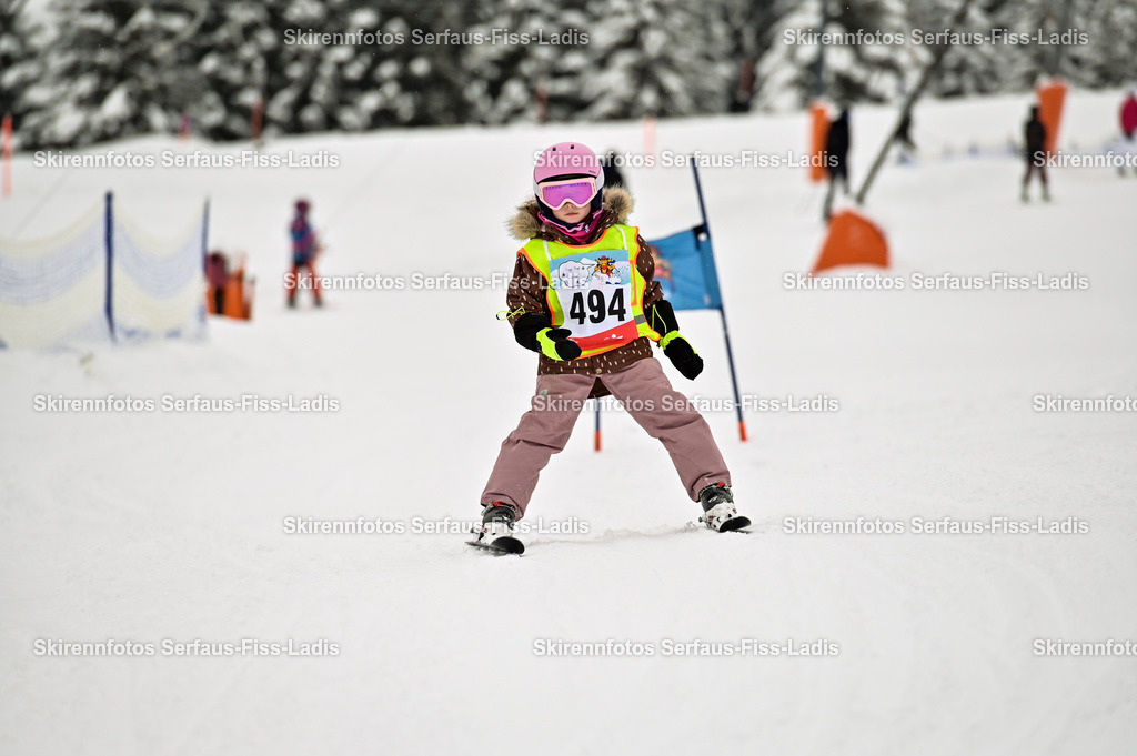 SRF_20.02.2026_0371 | Skirennfotos,Serfaus,Fiss,Ladis,Kinderskirennen,Winter,Tirol,Oberland,skirace,SFL,feelfree,weil wir's genießen,ski,Ski,skifahren,Sonnenplateau, - Realisiert mit Pictrs.com
