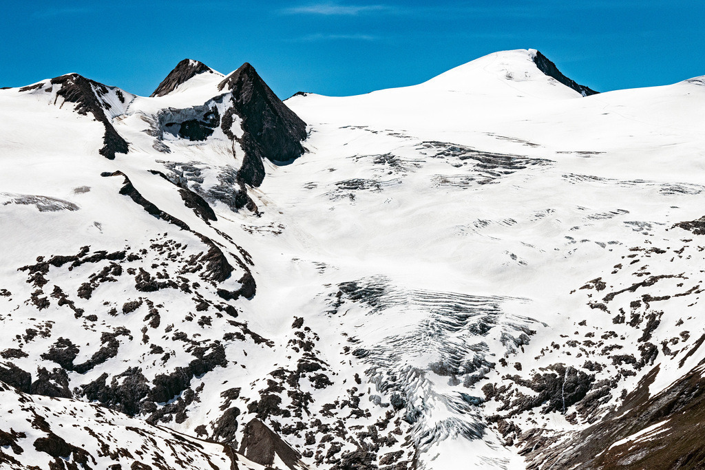 dr__0026446.jpg | MITTERSILL 25.06.2019 Winterlich schneebedeckte Gipfel der Alpen in der Felsen- und Berglandschaft in Mittersill in Salzburg, Österreich. // Wintry snowy rocky and mountainous landscape the Alps in Mittersill in Salzburg, Austria. Foto: Daniel Reiter