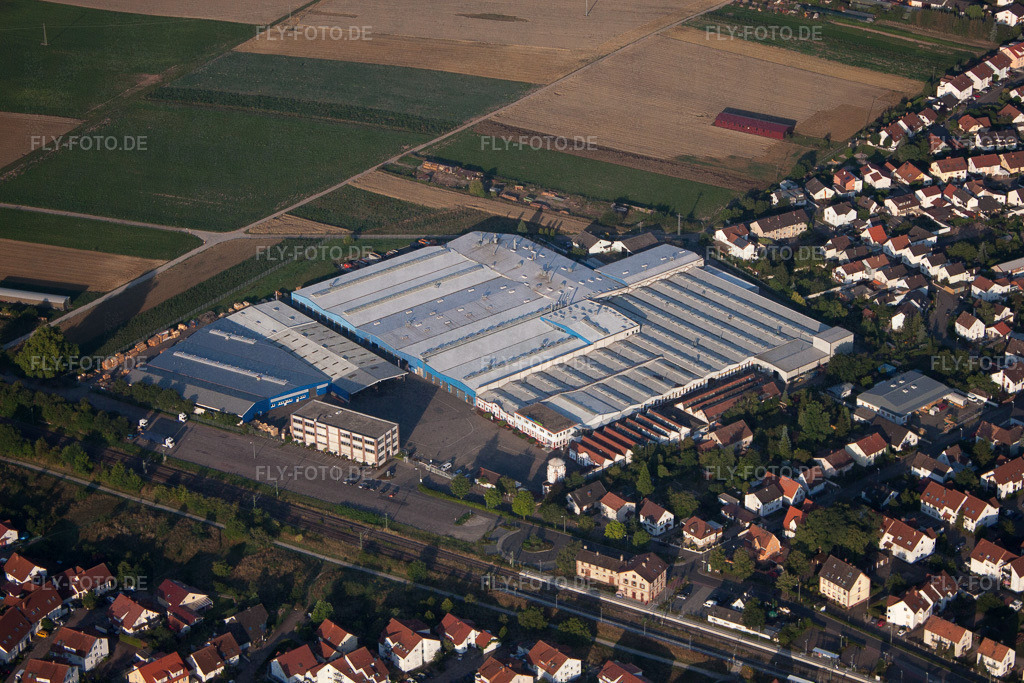 Gebäude und Produktionshallen auf dem Werksgelände Kardex Remstar Produktion Deutschland GmbH Kardex-Platz www.kardex-remstar.de / www.kardex.com | Luftbild: Gebäude und Produktionshallen auf dem Werksgelände Kardex Remstar Produktion Deutschland GmbH Kardex-Platz www.kardex-remstar.de / www.kardex.com in Bellheim im Bundesland Rheinland-Pfalz in Deutschland. Foto: IMG_70181.jpg vom 19.07.2014 durch Werner Riehm/FLY-FOTO.de - Realisiert mit Pictrs.com