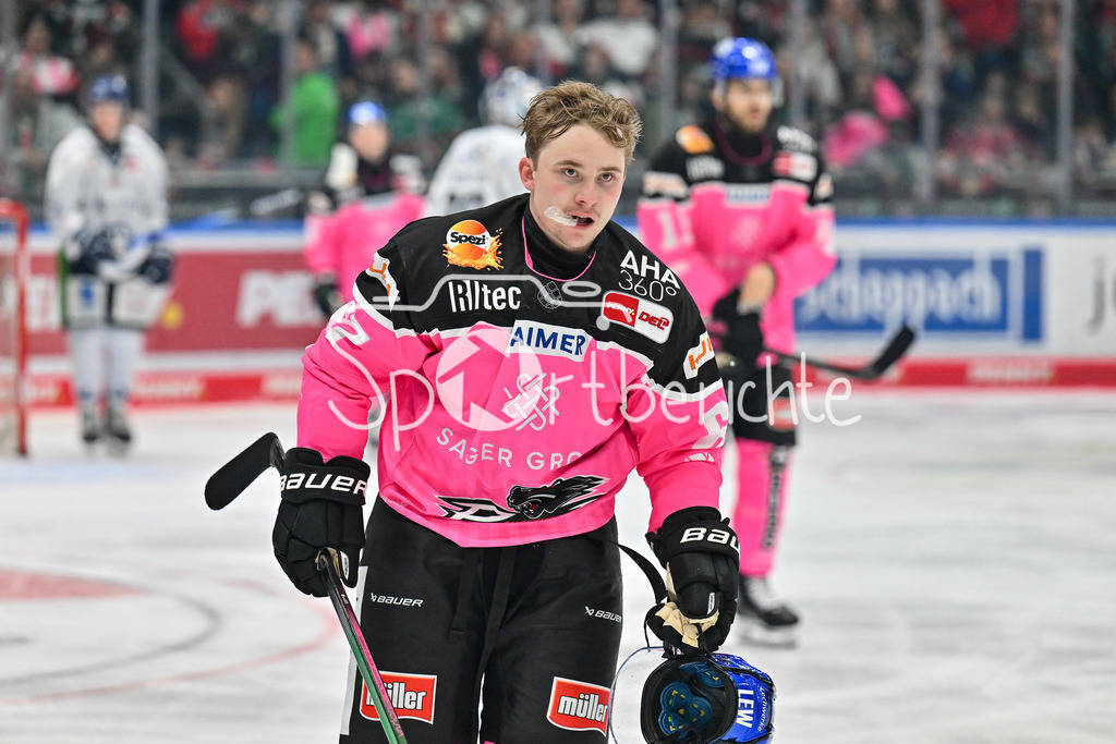 Augsburger Panther - Straubing Tigers | nach einen FIght faehrt Florian ELIAS (Augsburger Panther #67) gezeichnet zur Bank / Kampf / Faustkampf / DEL: Augsburger Panther - Straubing Tigers, Curt Frenzel Stadiom am 20.10.2024